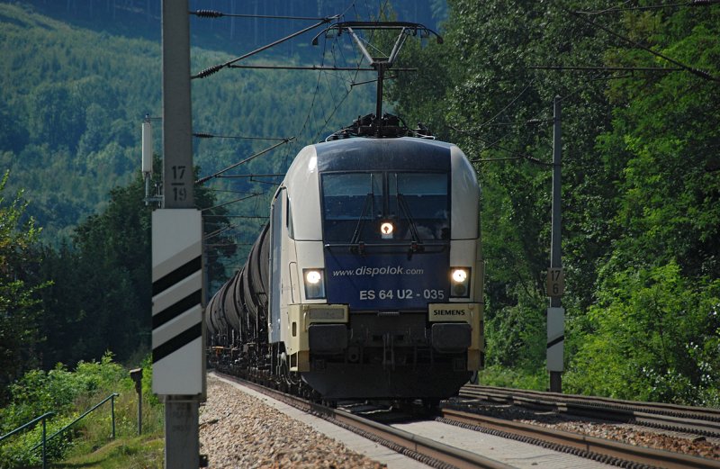 ES 64 U2 - 035 mit einem Kesselwagenzug, am 15.08.2009, leider schon etwas im Gegenlicht, um 11:50 Richtung Wien, kurz nach Tullnerbach - Pressbaum.