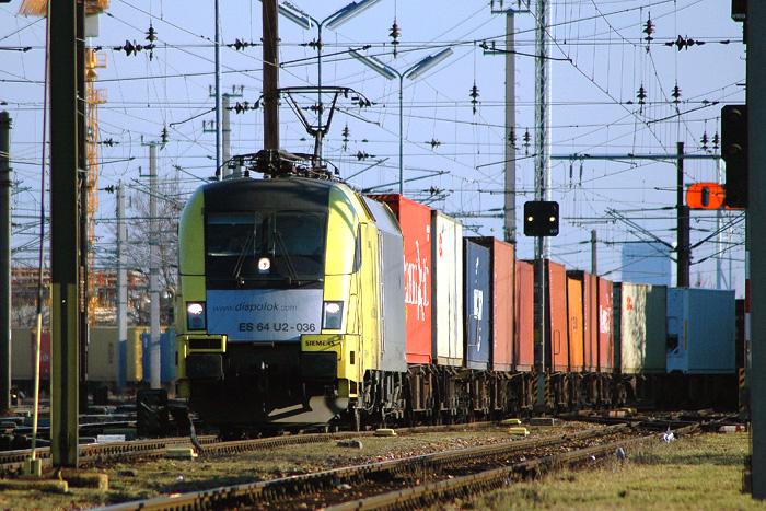 ES 64 U2 - 036 durchfhrt mit dem WLB Containerzug den Bahnhof Wien-Htteldorf Richtung Deutschland am 8.12.2005