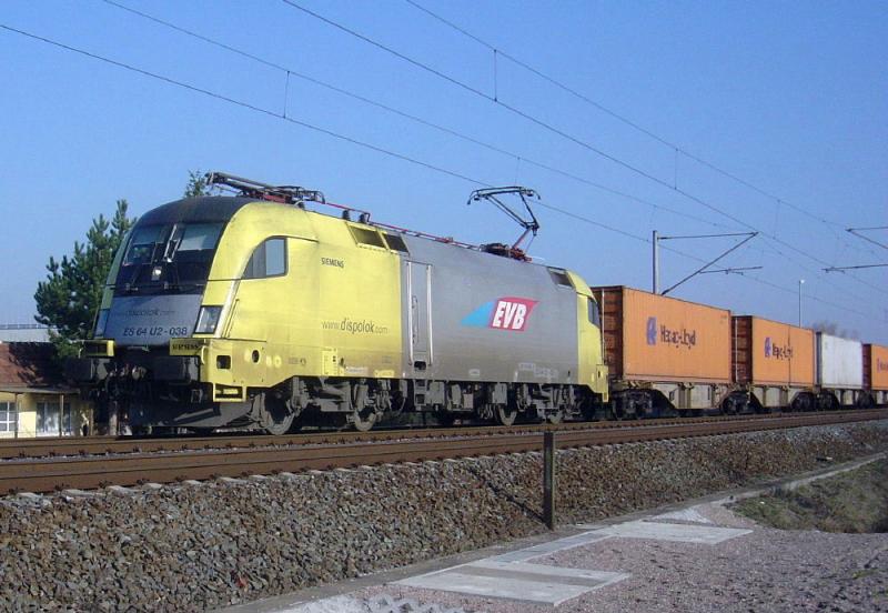 ES 64 U2-038 der EVB mit einem Gterzug (beladen mit Ikea Mbel, welche nach Erfurt-Vieselbach sollen) rollt am Morgen des 01.04.2005 gemtlich durch Smmerda.