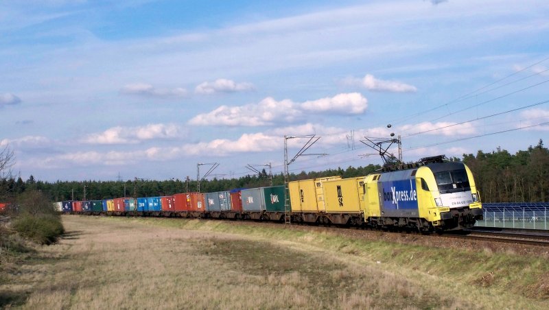ES 64 U2-039  Boxxexpress  mit einem endlosen Containerzug im Bogen der KBS 700  Rheintalbahn  zwischen Neuluheim und Waghusel (Km 28,2). Die Fahrtrichtung des Zuges war Karlsruhe, 28.03.2008.
