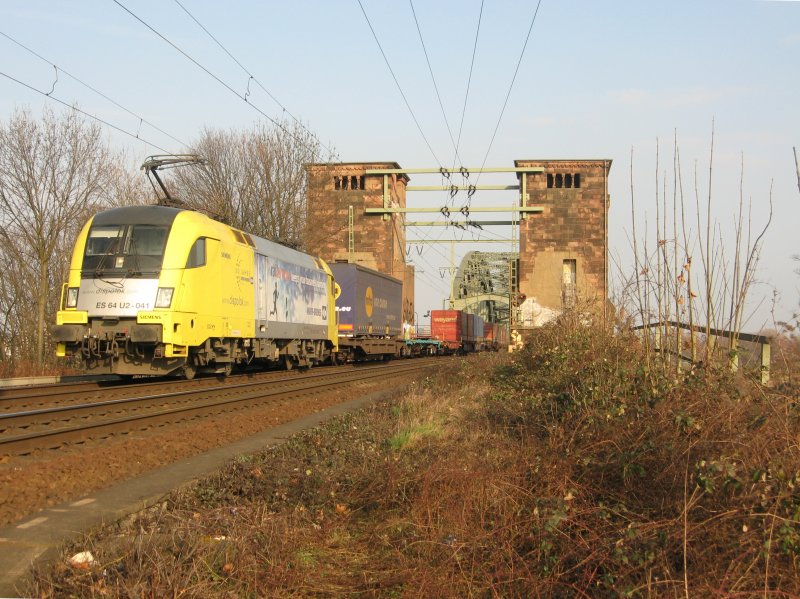 ES 64 U2-041 von Lokomotion mit Werbung fr die  Knorr Bremse  ist am 24.02.2008 bei traumhaftem Wetter auf der Klner Sdbrcke unterwegs.