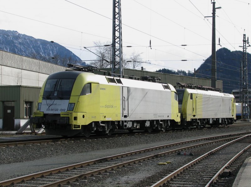 ES 64 U2 042 und eine 189 von Dispolok sind am 22.3.2008 in Kufstein abgestellt.