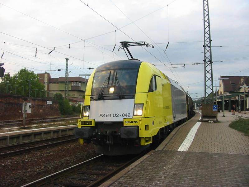 ES 64 U2-042 der Firma Dispolok fhrt am 28.10.2005 an Gleis 3 in Worms.