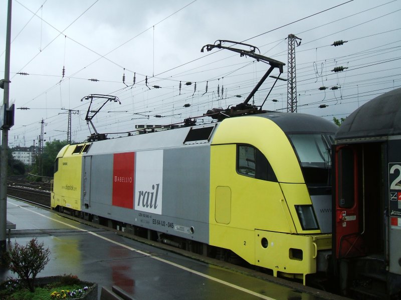 ES 64 U2-045 mit RB 40  Ruhr-Lenne-Bahn  am Haken hier in Essen Hbf. Gleis 9, kurz vor der Abfahrt nach Hagen Hbf.
