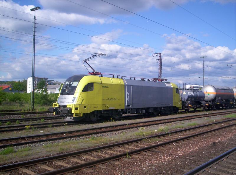ES 64 U2 046 fuhr am 11.05.2005 mit einem Gterzug durch Aschaffenburg Hbf in richtung Darmstadt.