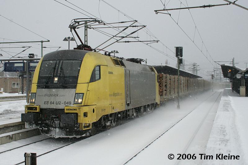 ES 64 U2-049 durcheilt am 12.03.2006 das verschneite Saalfeld (Saale) in Richtung Nrnberg. www.bahnpix.de