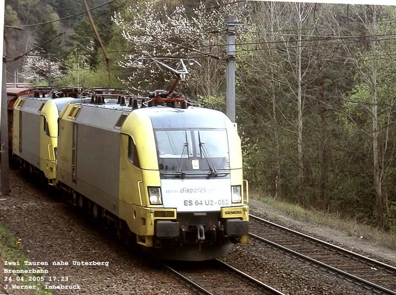 ES 64 U2-052 geleitet ihre Tauren-Schwester und den gemeinsamen Gterzug bei deren gemchlichem Abstieg vom Brenner - bald wird Unterberg QdK passiert. 24. April 2005 kHds