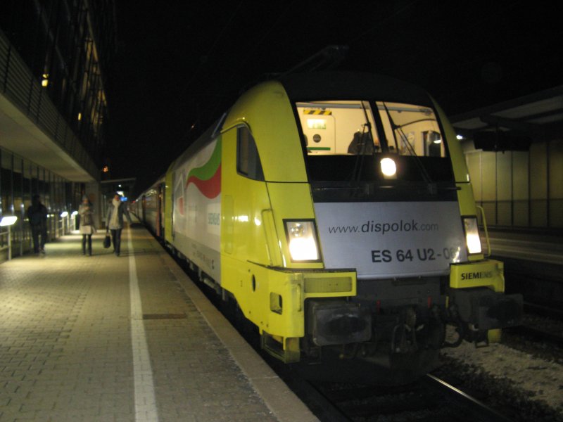 ES 64 U2-06 mit IC 79694 von Mnchen Hbf nach Stuttgart Hbf.Am 30.12.08 in Augsburg Hbf.