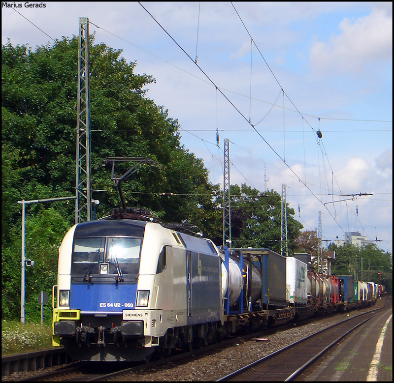 ES 64 U2 - 060 mit einem Gemischten Gterzug Richtung Koblenz bei der Durchfahrt von Bonn-Beuel 19.7.2009