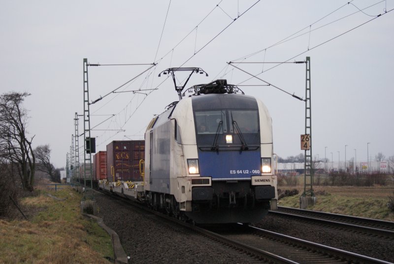 ES 64 U2-060 mit Containerzug in Neuss Allerheiligen am 01.02.2009