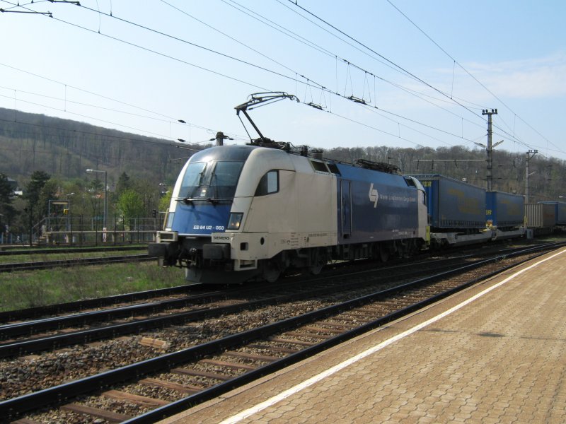 ES 64 U2-060 der Wiener Lokalbahn Cargo GmbH mit einem Containerzug durch Wien H�tteldorf Richtung Wien Zvbf. 08.04.2009.