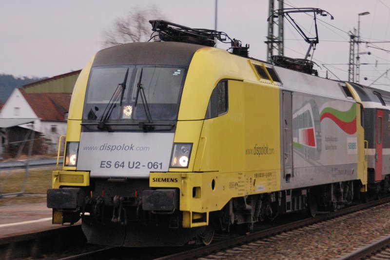 ES 64 U2-061: Lokportrait im Mitzieher...
