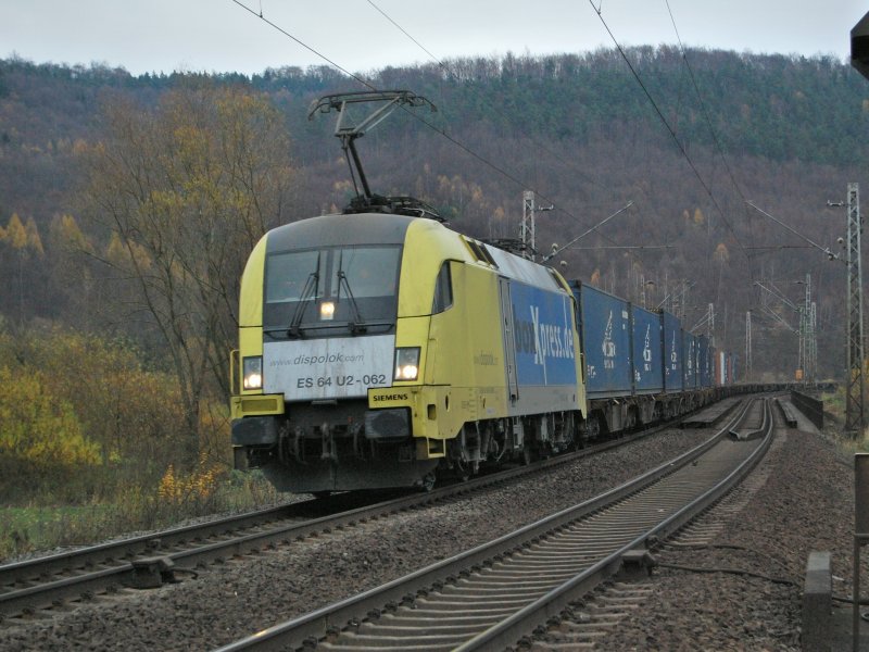 ES 64 U2-062 mit Containerzug am 15.11.2008 kurz hinter Freden(Leine)
