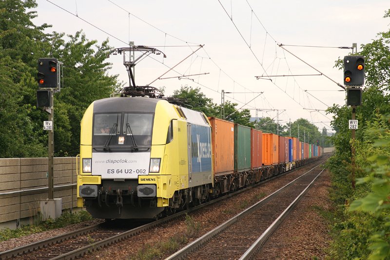ES 64 U2-062 berquert am 16.06.2008 mit einem Containerzug das Enzviadukt in Bietigheim-Bissingen. 