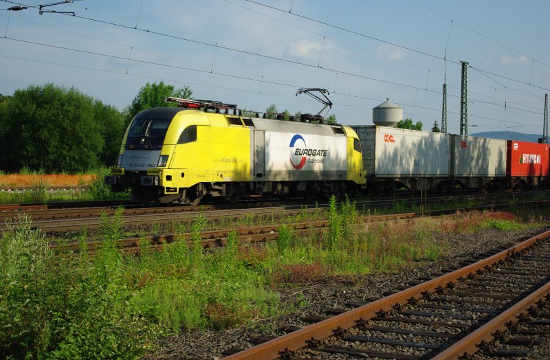 ES 64 U2-063 der Eurogate intermodal mit Containerzug in Fahrtrichtung Norden am 26.06.2009 durch Eschwege West.
