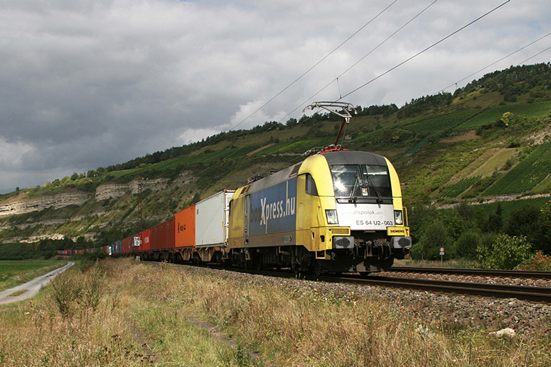 ES 64 U2 063 mit Containerzug am 29.08.2009 in Thngersheim im Maintal.