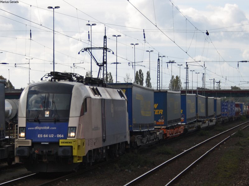 ES 64 U2 - 064 mit einem Gterzug irgendwo bei Rheinhausen 18.10.09