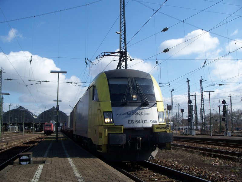ES 64 U2-066 zieht bei der durchfahrt des KArlsruher Hauptbahnhofes. Samstag den 10. M�rz 2007.
