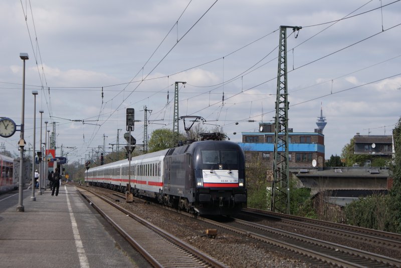 ES 64 U2-067 mit einem IC in Dsseldorf Oberbilk am 09.04.2009