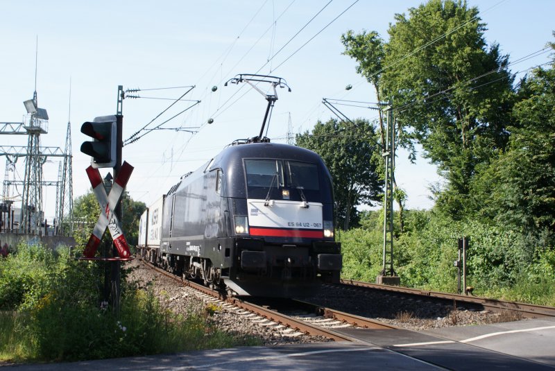 ES 64 U2-067 (Schwarz) mit Containerzug in Richtugn Opladen in Dsseldorf Eller am Km 28,190 B 28 am 26.06.2008