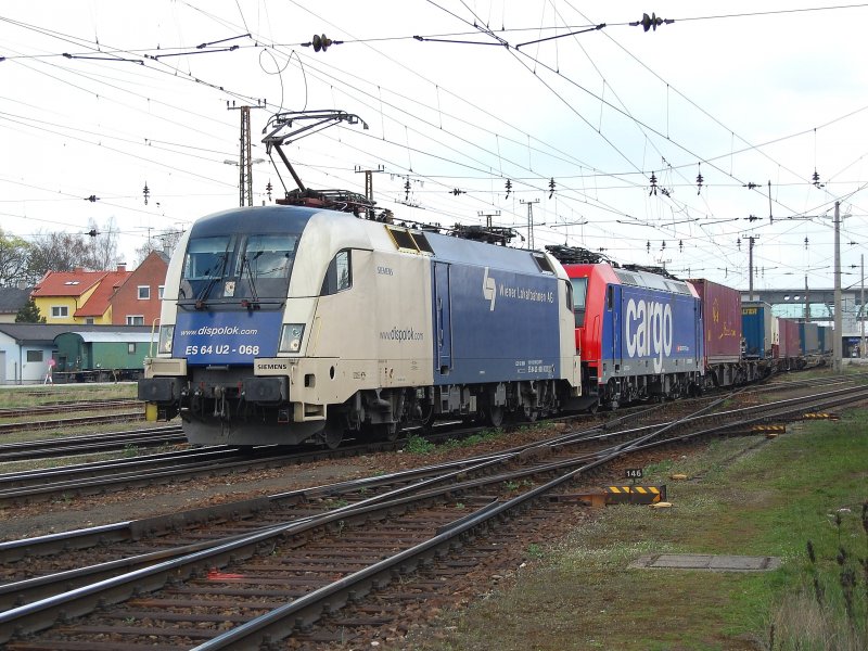 ES 64 U2-068 + eine kalte 482 
mit einem Containerzug am 05.04.2008
bei der Durchfahrt in Wels.