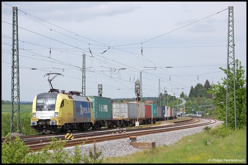 ES 64 U2 - 069 (182 569) befrdert zur Mittagszeit des 20.05.08 einen Containerzug durch den Bahnhof Otting-Weilheim in Richtung Donauwrth.