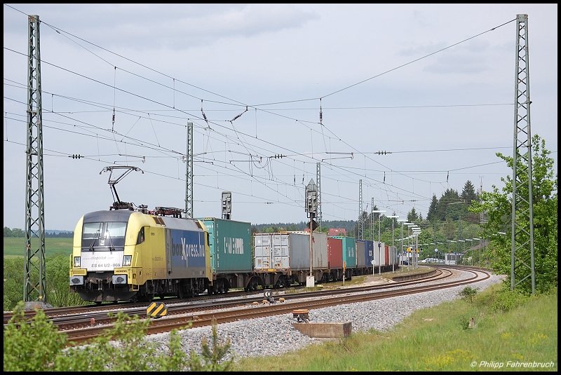 ES 64 U2 - 069 (182 569) befrdert zur Mittagszeit des 20.05.08 einen Containerzug durch den Bahnhof Otting-Weilheim in Richtung Donauwrth.