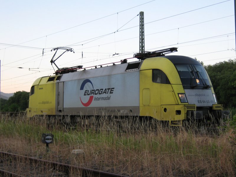 ES 64 U2 -069 der EuroGate wartet auf berholung im Bahnhof Eschwege West. Sommer 08.