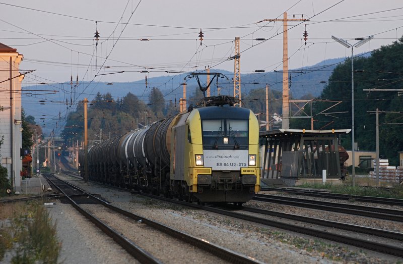 ES 64 U2-070 fuhr am 08.09.2009 um 19:05 mit diesem Kesselwagenzug Richtung Westen durch Neulengbach.
