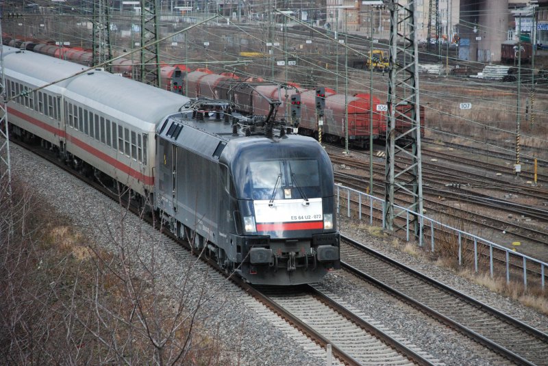 ES 64 U2 - 072 kurz nach der Ausfahrt aus Stuttgart Hbf in Richtung Ulm am 11.02.2009. Die MRCE-Dispolok zieht einen ICE-Ersatzzug nach Mnchen.
