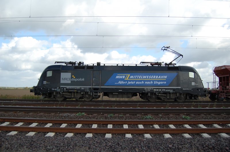 ES 64 U2-072  MWB  am 04.10.2009 bei Vechelde an einem roten Signal auf einem Nebengeleis um einen IC durchzulassen