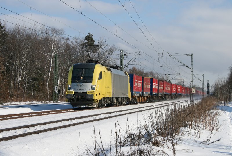 ES 64 U2 073 mit einem Winner am 18.02.2009 in Haar (bei Mnchen).