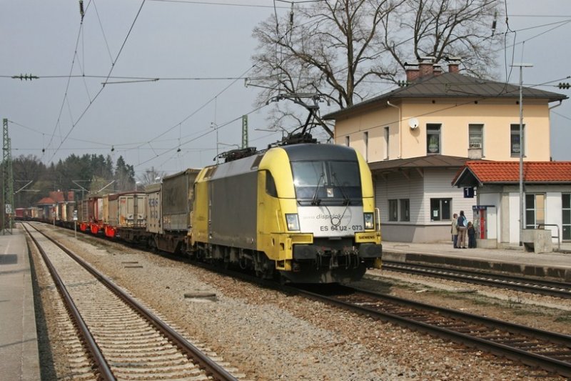 ES 64 U2 073 mit einem KLV Zug am 04.04.2009 in Aling.