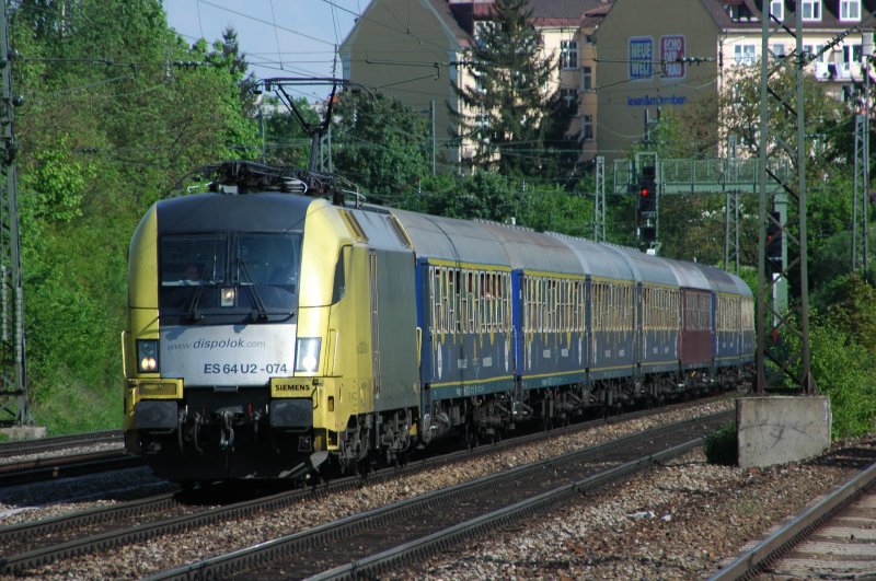 ES 64 U2-074 am 09.05.09 mit einem Eurostrand-Suferzug am Heimeranplatz