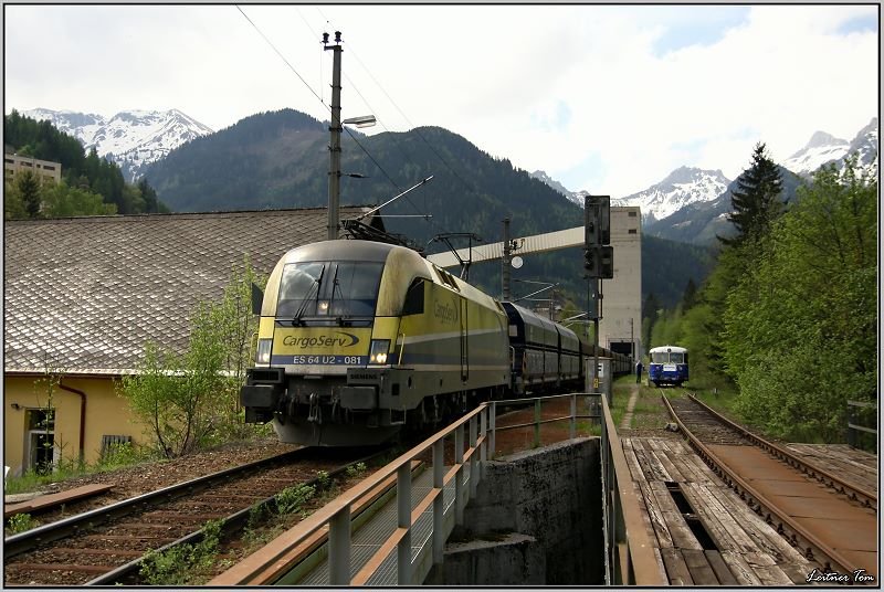 ES 64 U2-081 CargoServ steht in der Erzverladestelle Krumpenthal. Im Hintergrund ist der Schienenbus 5081 564 zu sehen.
11.05.2008