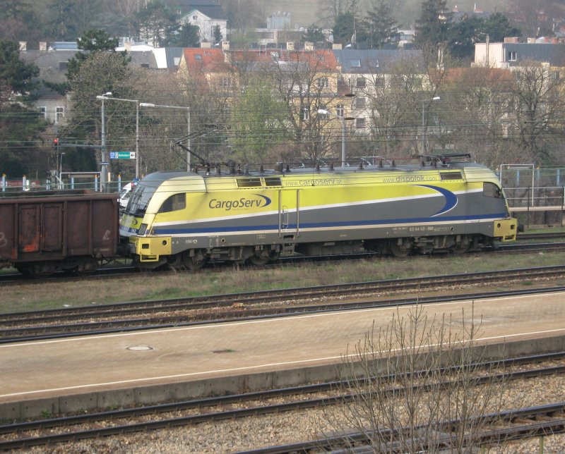 ES 64 U2-082 der CargoServ mit ihrem tglichen Kokszug beim Signalhalt in Wien Htteldorf. 06.04.2009.
