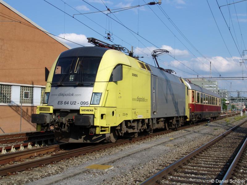 ES 64 U2 - 095 mit einem TEE Speisewagen am 13.8.05 beim rangieren in Regensdorf