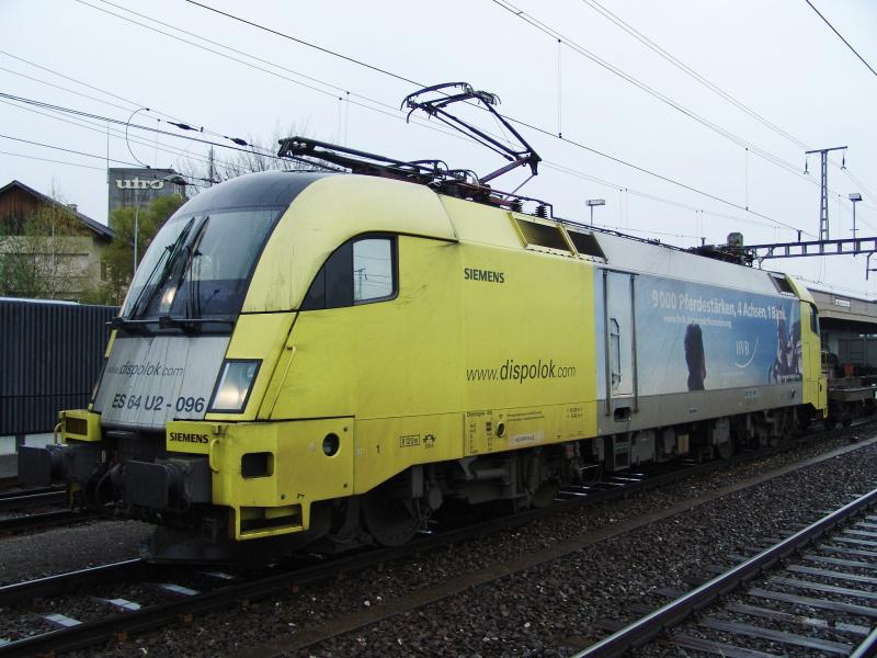 ES 64 U2 - 096 der TXL mit der Werbung  HVB  am 7.4.05 in Rotkreuz