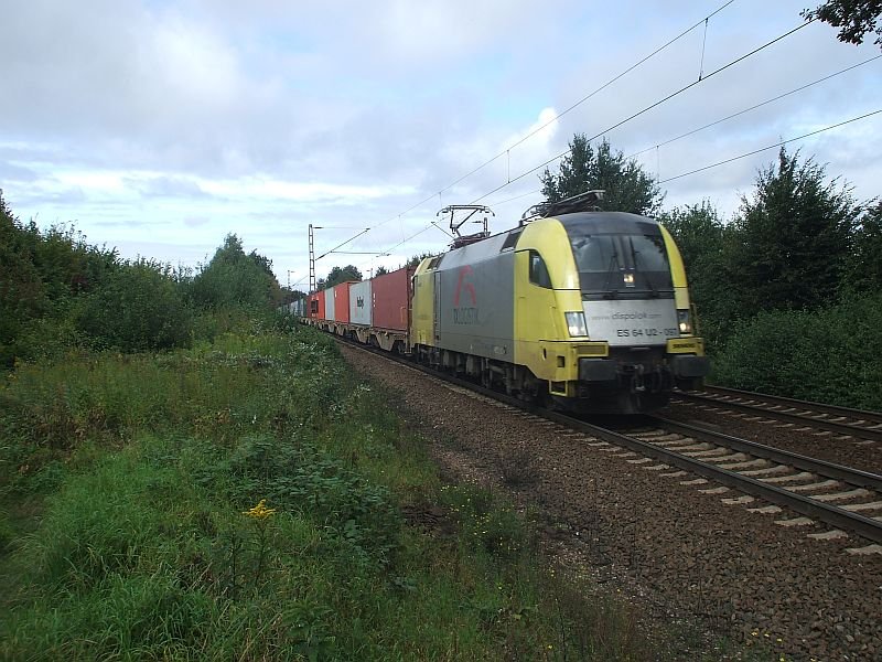 ES 64 U2-097 am 08.09.2007 mit Containerzug in Limmer an der GUB Hannover. (Gru an den Tf)