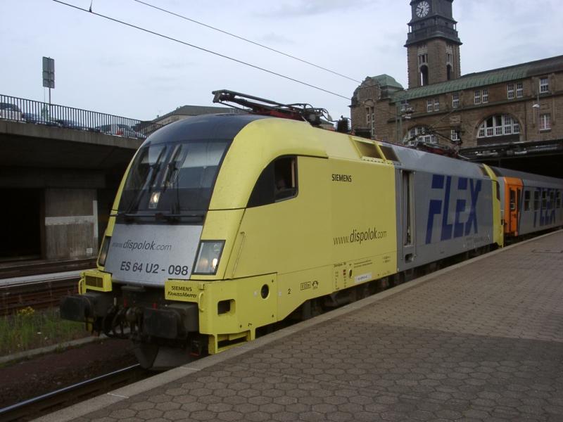 ES 64 U2 - 098 ist am 10.06.2003 im Auftrag der Flex in Hamburg startklar nach Padborg.
