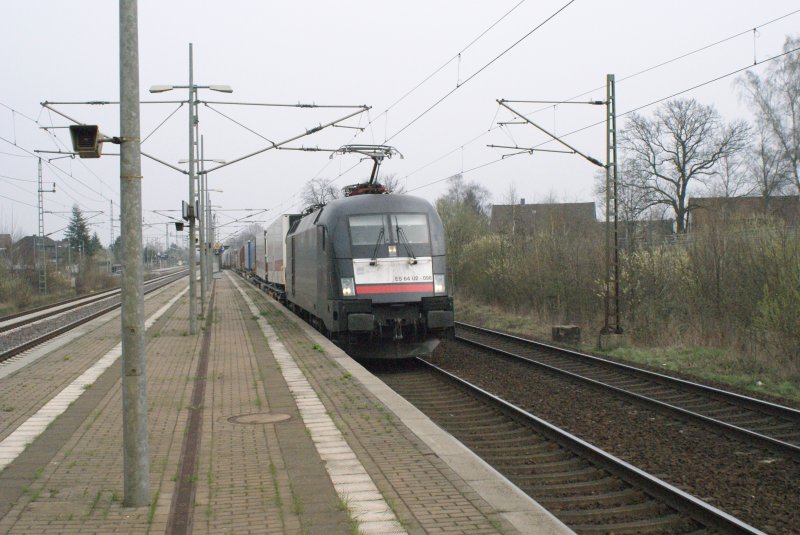 ES 64 U2-098 mit LKW-Anhnger bei der Durchfahrt des Bahnhofes Dedensen/Gmmer in Richtung Wunstorf.04.04.2009