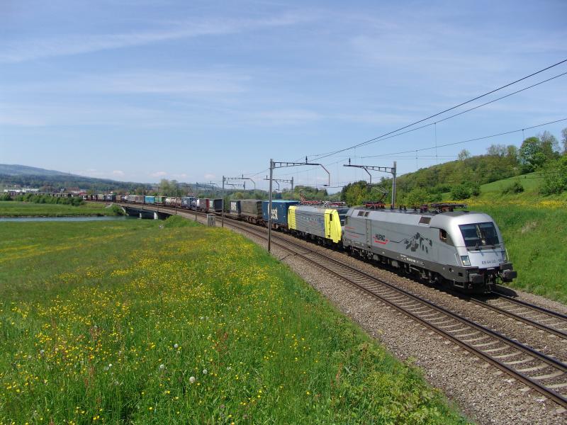 ES 64 U2 - 100 und eine ES 64 F4 berqueren am 11.5.05 die Reussbrcke zwischen Oberrti und Rotkreuz
