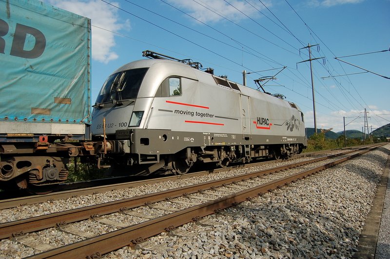 ES 64 U2-100  Hupac  im warmen Augustlicht des Nachmittags kurz vor Frick AG am 25.8.2006