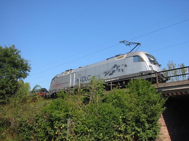 ES 64 U2-101 von DLC berquerte am 25.09.2005 mit einem Gterzug auf dem Weg Richtung Sden diese Brcke im Karlsruher Stadtteil Weiherfeld.