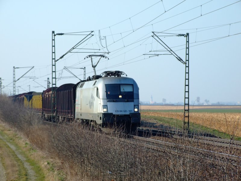 ES 64 U2 101 mit Gterzug kurz vor Plattling am 18.02.2007.