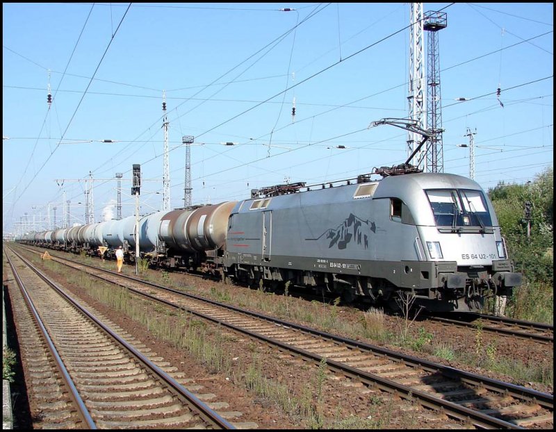 ES 64 U2-101 mit einem Kesselzug auf dem Weg in Richtung Stralsund. Aufgenommen bei der Ausfahrt aus dem Rostocker Seehafen. 13.9.06 