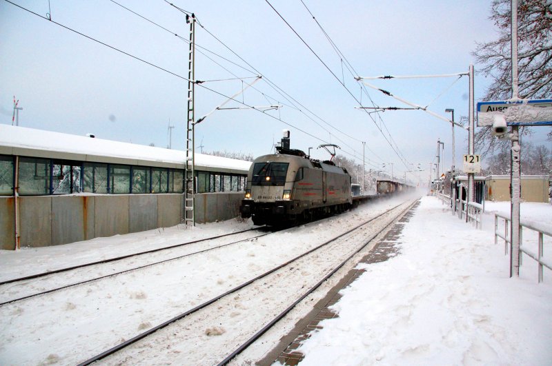 ES 64 U2 - 102 der Hupac durchfhrt am 07.01.09 mit einem Wechselbehlterzug auf dem Weg nach Leipzig/Halle den Bahnhof Burgkemnitz. 