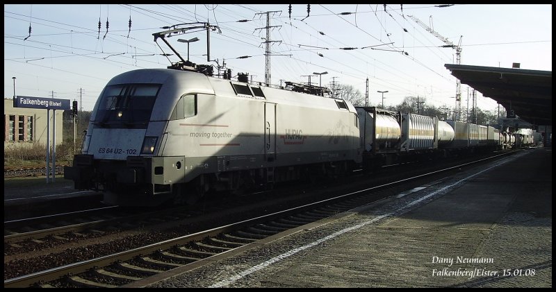 ES 64 U2 102 durchfuhr mit einem Containerzug aus Cottbus den Bahnhof Falkenberg(Elster) Unterer Bahnhof. Aufgenommen am 15.01.08.