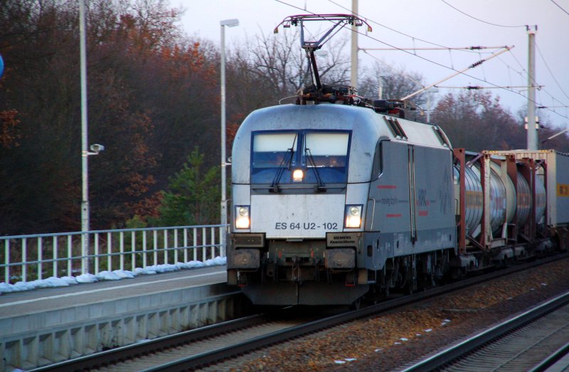 ES 64 U2- 102 der HUPAC durchfhrt am 22.01.09 mit einem Gterzug Burgkemnitz in Richtung Halle.