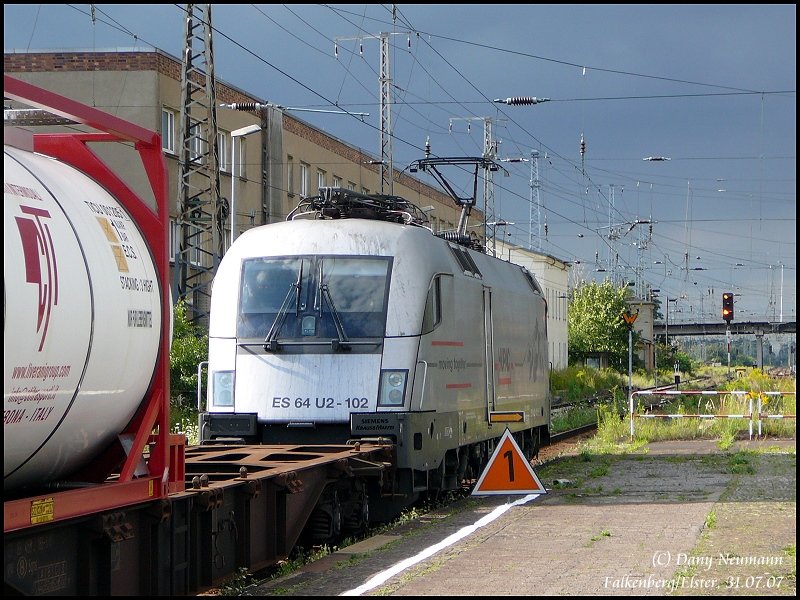 ES 64 U2-102 der HUPAC vor einem Flssigcontainerzug in Richtung Lu. Wittenberg im Bahnhof Falkenberg/Elster, 31.07.07.